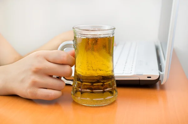 Beber alcohol en el trabajo —  Fotos de Stock