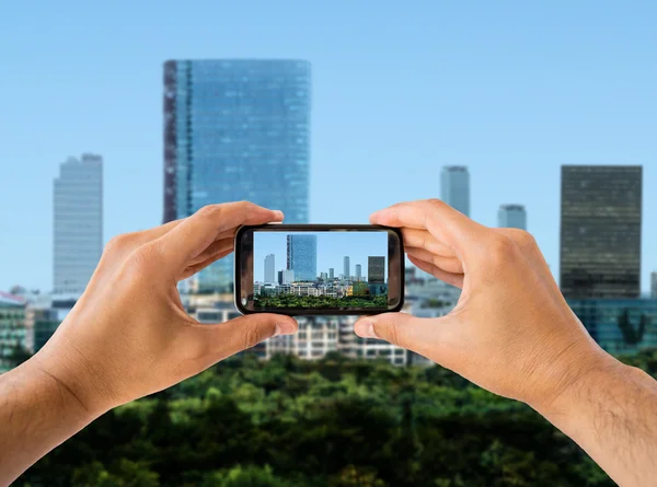 Fotografiar la ciudad con un teléfono inteligente —  Fotos de Stock