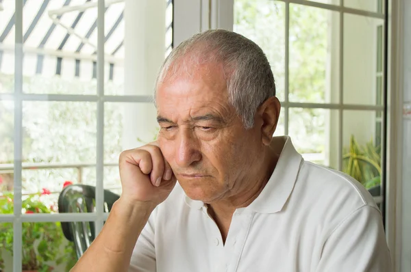 Äldre man ost i tanken — Stockfoto