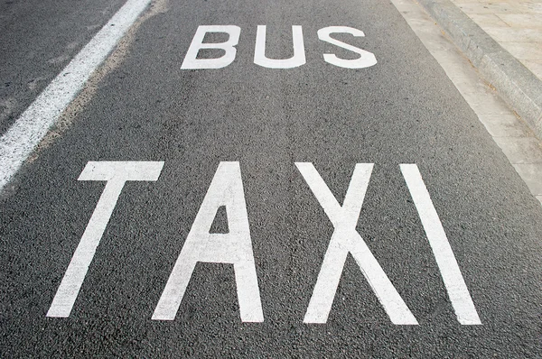 Такси и автобусная полоса — стоковое фото