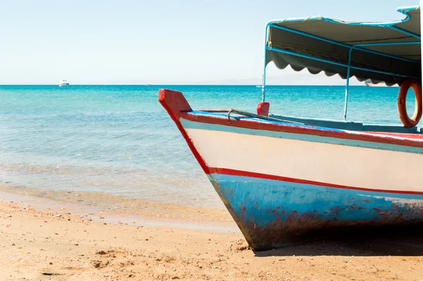 Barca sulla spiaggia — Foto Stock