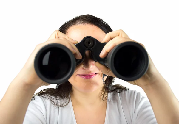 Mujer mirando a través de binoculares — Foto de Stock