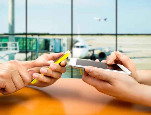 Conectar nossos smartphones no aeroporto — Fotografia de Stock