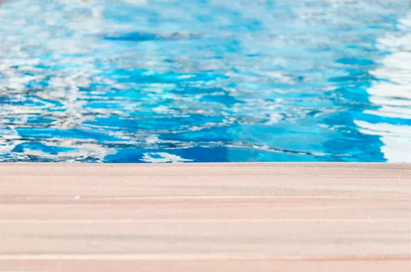 Piscina e madeira — Fotografia de Stock