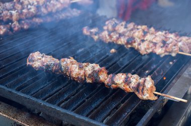 şiş ızgara üzerinde