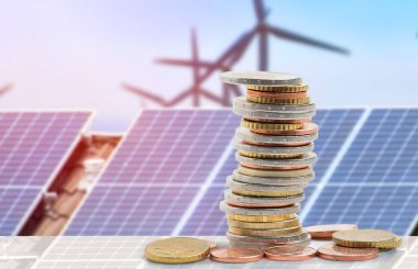 Evde çatıdaki güneş paneli ile enerji kullanarak tasarruf ediliyor.