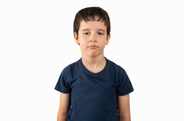 Genç ve güzel bir çocuk, karantinaya alınmış depresif, sıkıntılı, sinirli ve korkmuş bir şekilde ağlıyor. Üzücü ifade.