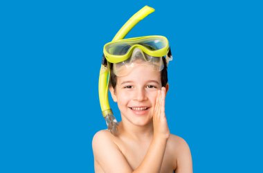 Maskeli bir çocuk, eli ağızda şnorkel, gizli dedikodular, mavi arka planda kötü niyetli konuşmalar fısıldıyor..