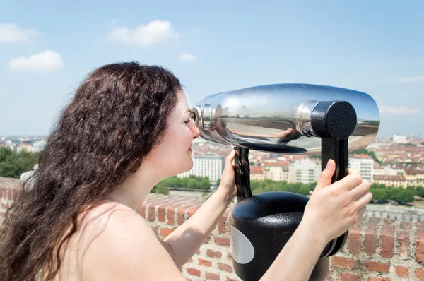 Op zoek naar het stadsbeeld met verrekijkers — Stockfoto