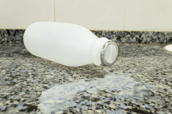Botella de leche vacía —  Fotos de Stock