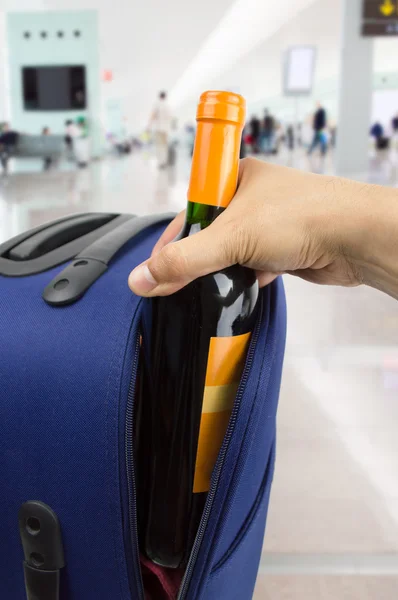 Stealing alcohol at the airport — Stock Photo, Image