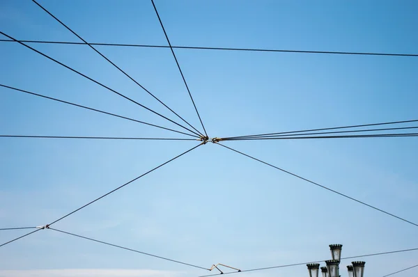 电力电缆的有轨电车的城市在蓝色的天空和街灯在背景中的详细信息 — 图库照片