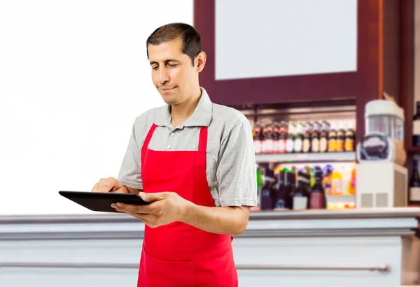 Asistente de trabajo en el café con la tableta — Foto de Stock