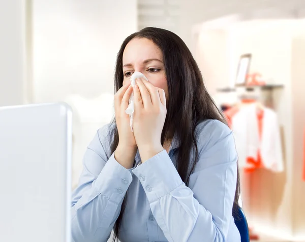 Arbeit mit Kälte in der Boutique — Stockfoto