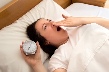 kadın yawns, sabah yatakta