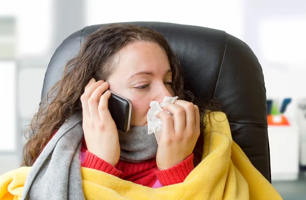 Calling the doctor at the office — Stock Photo, Image
