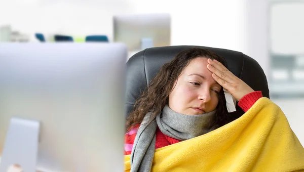 Zieke vrouw in het kantoor — Stockfoto