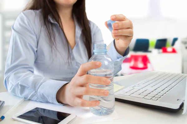 Stile di vita sano in ufficio — Foto Stock