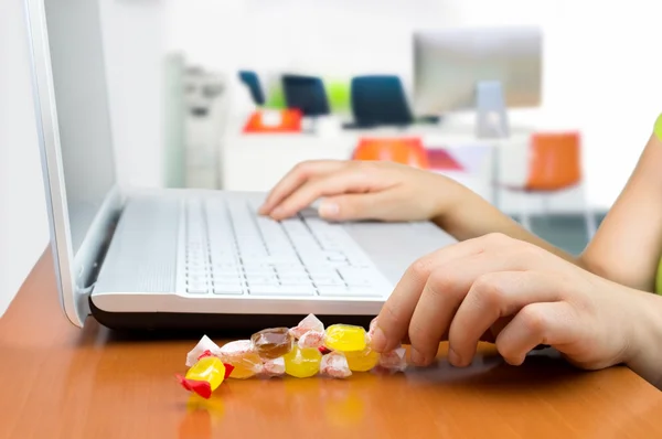 Eating candy at the office — Stock Photo, Image