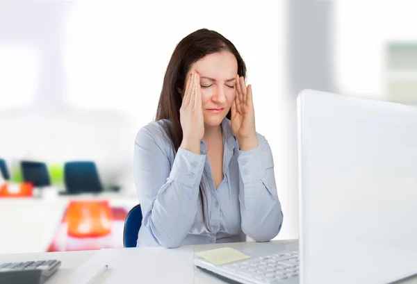 Forte mal di testa in ufficio — Foto Stock