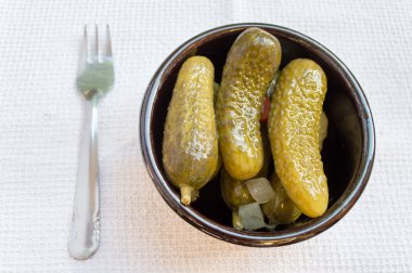 Masanın üzerine salatalık turşusu