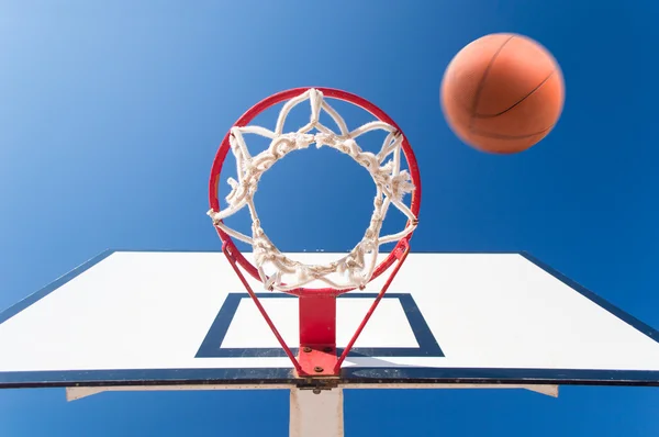 Basketball in der Stadt — Stockfoto