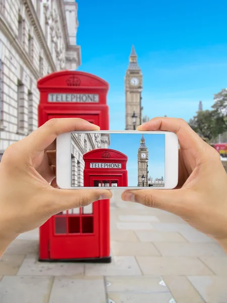 London mit dem Smartphone fotografieren — Stockfoto