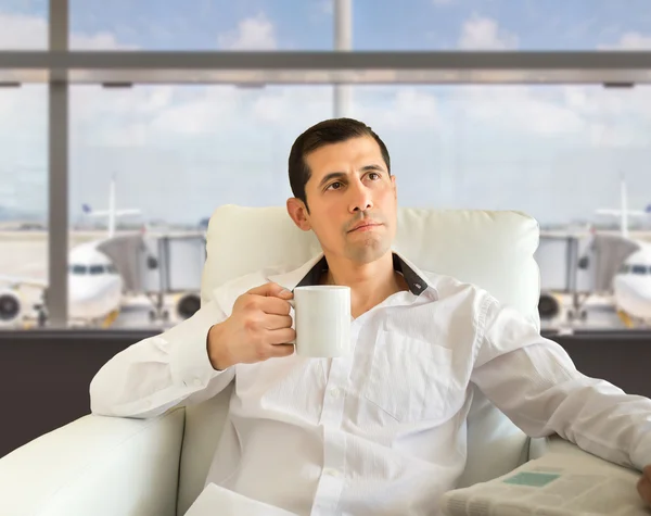 Relaxing at the airport with coffee — Stock Photo, Image