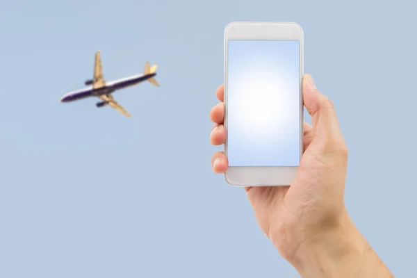 Utilisant smartphone et avion volant — Photo