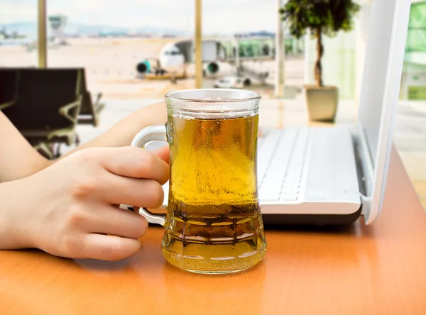 Beber y trabajar en el aeropuerto —  Fotos de Stock