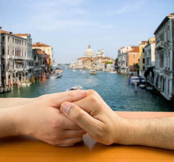 Manos de amantes en Venecia —  Fotos de Stock