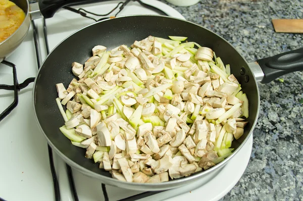 Frying vegetables in he frying pan — Stock Photo, Image