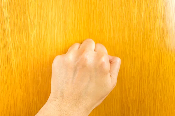 Homem batendo a porta — Fotografia de Stock