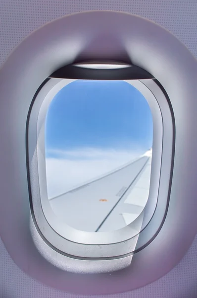 航空機ウィンドウで雲の上を飛んで表示 — ストック写真