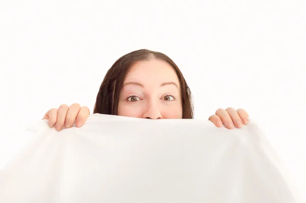 Frau überrascht versteckt sich unter Bettlaken — Stockfoto