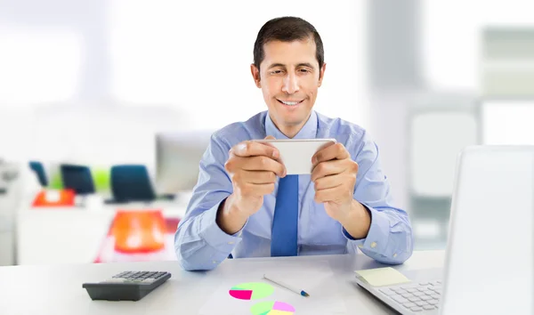 Hombre de negocios usando smartphone en la oficina — Foto de Stock