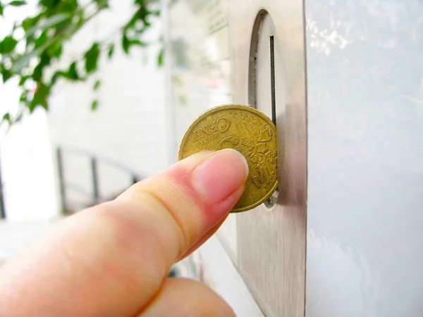 Using the vending machine — Stock Photo, Image