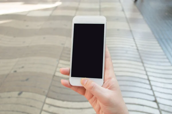 Met behulp van de smartphone op de ramblas barcelona Spanje — Stockfoto