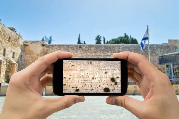 Tomar una foto en la pared occidental de jerusalem —  Fotos de Stock