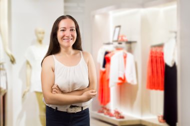 dükkanda gülümseyen benidüşündüğünü