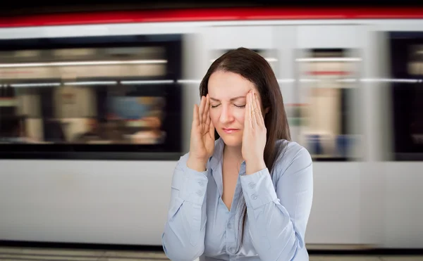 地下鉄の駅で頭痛 — ストック写真