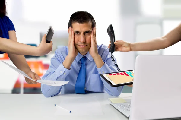 Muž multitasking v kanceláři — Stock fotografie
