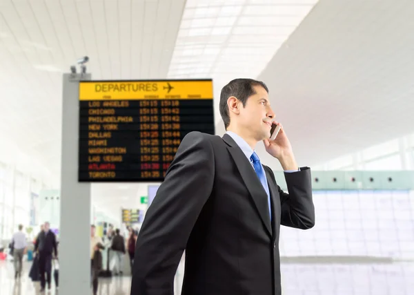 Empresário caminhando no aeroporto — Fotografia de Stock