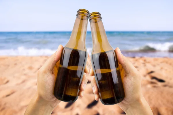 Tostadas con cerveza en el snack bar de la playa — Foto de Stock