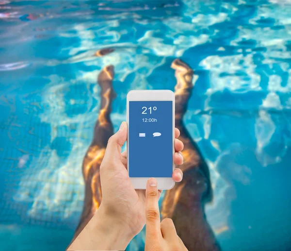 Nutzung des Smartphones in der Therme — Stockfoto