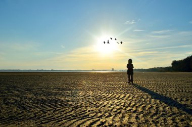 Güzel çocuk sahilde duran