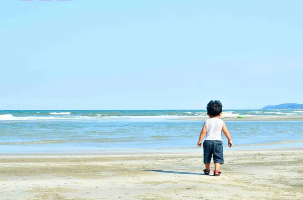 Παιδί μόνο το περπάτημα στην παραλία — Φωτογραφία Αρχείου
