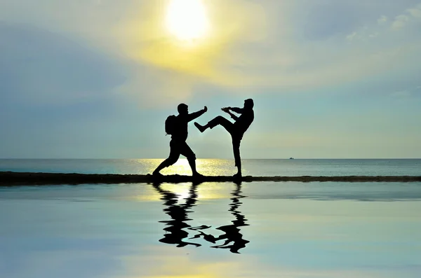 Hombres luchando cerca de la playa — Foto de Stock