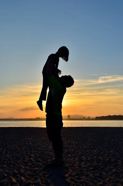 Father and daughter on the Beach — Stock Photo, Image