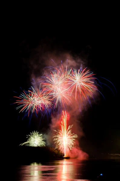 Artificii colorate pe timp de noapte — Fotografie, imagine de stoc